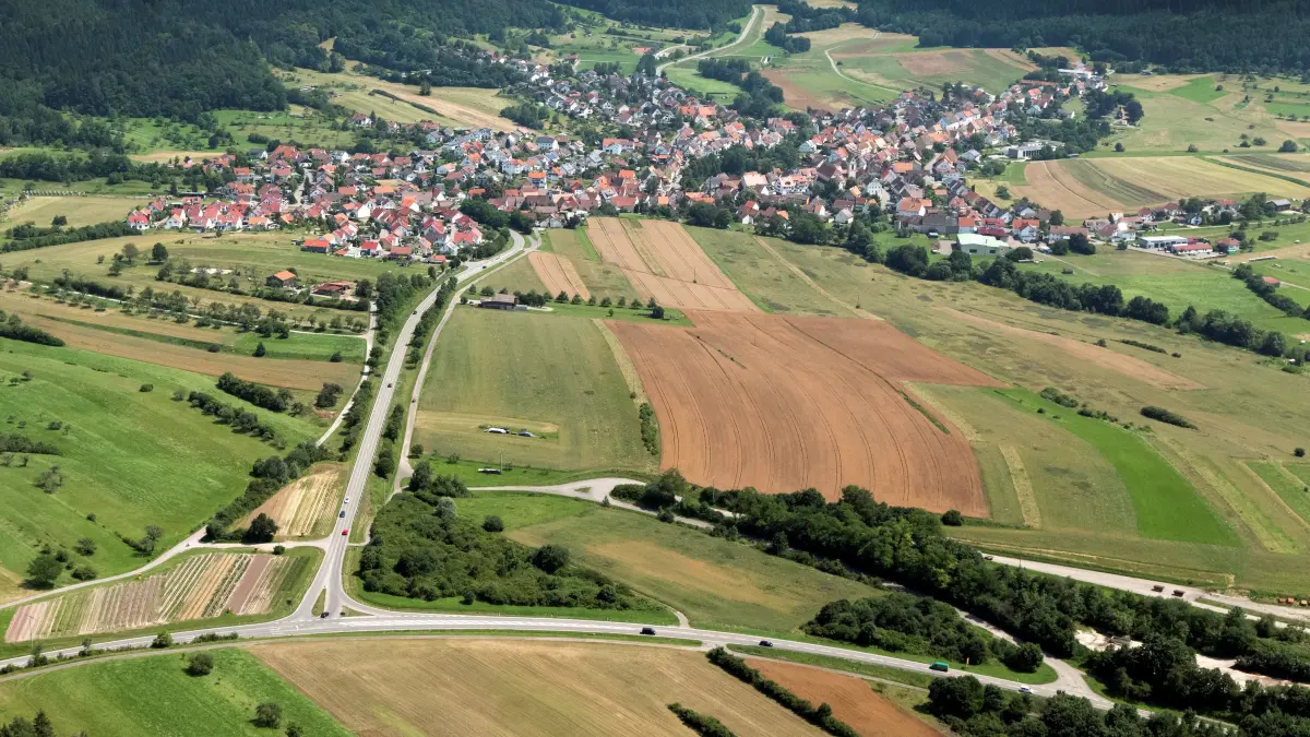 (ohne Überschrift): Vorsicht: Dieses Foto ist möglicherweise nur für den einstigen Verlag Schwäbisches Tagblatt verwendbar. Dettingen, Einmündung der L385 in die L389. Hier soll neben dem Blumenbeet zum Selberpflücken links auf der Wiese der anderen Seite das neue Schlachthaus gebaut werden.
Luftbild Klaus Franke 24. 7.2021
