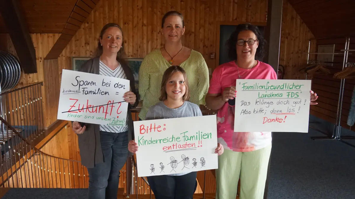 Mit Plakaten waren Frauen und Kinder in die Sitzung des Kreistags gekommen.