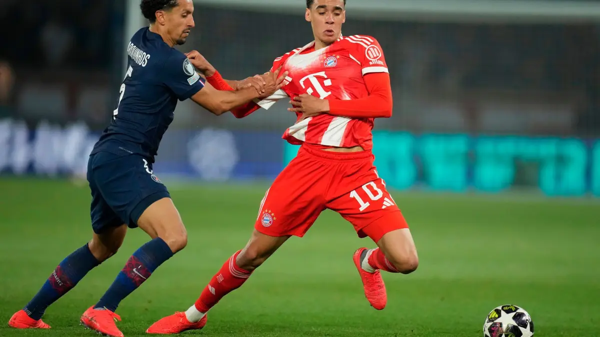 Paris Saint-Germain - Bayern München: 28.04.2026, Frankreich, Paris: Fußball, Männer: Champions League, Paris Saint-Germain - Bayern München, Halbfinale, Hinspiel, Parc des Princes. PSGs Marquinhos (l) und Bayerns Jamal Musiala in Aktion. Foto: Christophe Ena/AP/dpa +++ dpa-Bildfunk +++