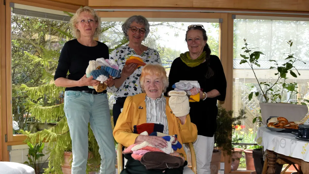 Angelika Leippert, Marit Wiest, Martha Ostertag (von links) und Helena Grabert (vorne) präsentieren die Strickwaren, die bald nach Maralal gebracht werden.