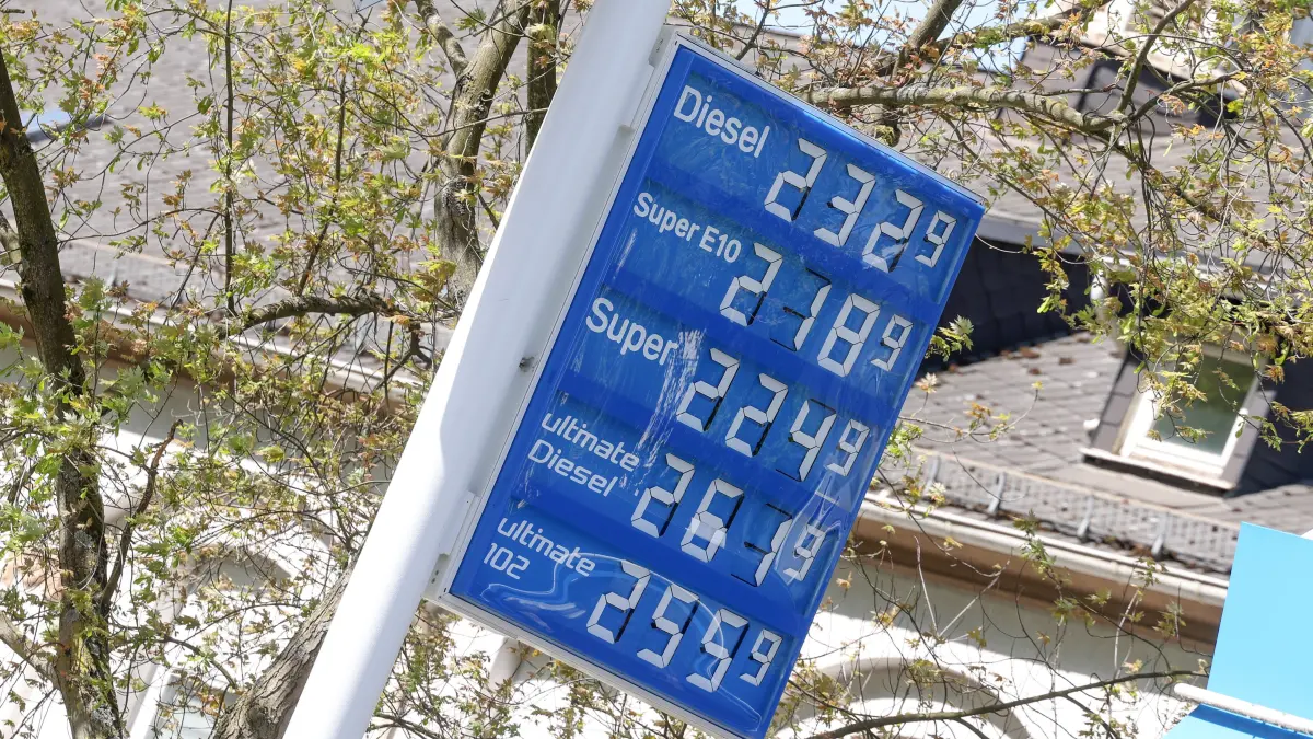 Tankstelle, Spritpreise: Das neue Spritgesetz ist seit dem 01.04.2026 in Kraft. Die Tankstellen duerfen dürfen nur noch einmal am Tag um 12:00 Uhr die Preise erhoehen erhöhen. Die Preise absenken ist jedoch jederzeit moeglich möglich. Wie hoch geht der Spritpreis wegen des Krieges im Iran ARAL Tankstelle in Siegen. Die aktuellen Spritpreise am Mittag nach 12:00 Uhr. Tankstelle, Spritpreise am 28.04.2026 in Siegen/Deutschland. *** The new fuel law has been in force since 01 04 2026 The petrol stations are only allowed to increase prices once a day at 12 00 noon However, prices can be lowered at any time How high is the fuel price because of the war in Iran ARAL petrol station in Siegen The current fuel prices at noon after 12 00 noon Petrol station, fue