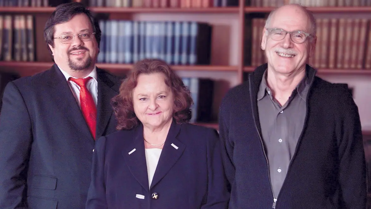 Alexander Frate, Elisabeth Frate und Christoph Müller: Vorsicht: Dieses Foto ist möglicherweise nur für den einstigen Verlag Schwäbisches Tagblatt verwendbar. Tagblatt Verleger und Geschäftsführer Alexander und Elisabeth Frate, Christoph Müller. 25.02.04 Bild: METZ