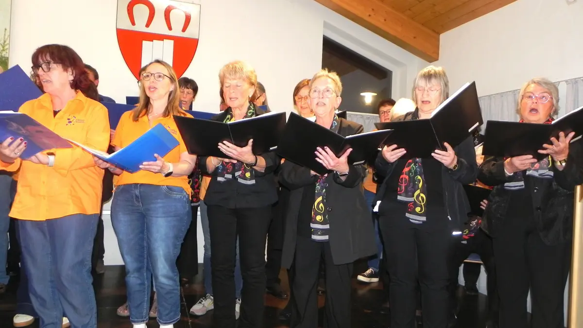 Der Gaufrauenchor Zollernalb (Frauen in Schwarz) und der "cantus iuvenius" aus Winterlingen bildeten beim gemeinsamen Auftritt im Bürgerhaus Bittelbronn eine tolle Einheit.