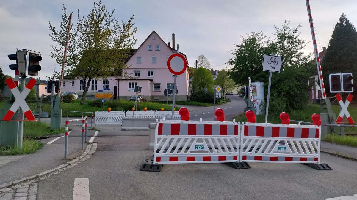 Der Bahnübergang in der Laufener Ortsmitte soll voraussichtlich im Juni wieder eröffnet werden.