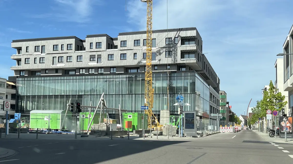 Das Multifunktionsgebäude mitten in Neu-Ulm präsentiert sich erstmals in voller Pracht.