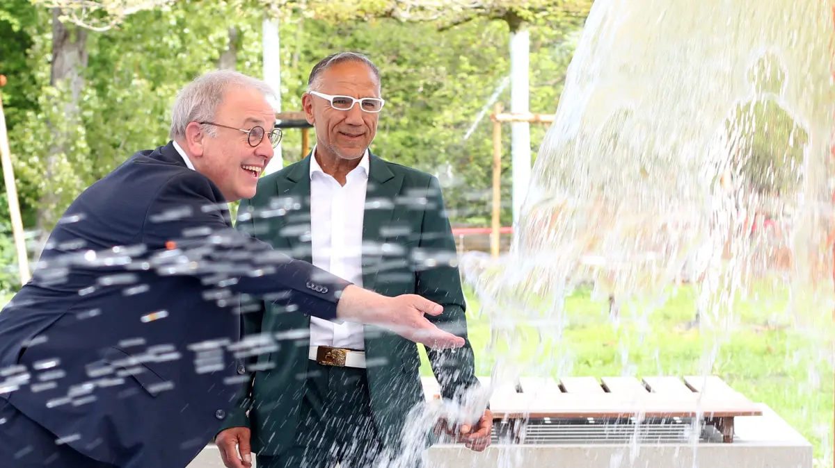 Freuen sich auf die Freibadsaison: Reutlingens OB Thomas Keck (links) und Bäderchef Necdet Mantar.