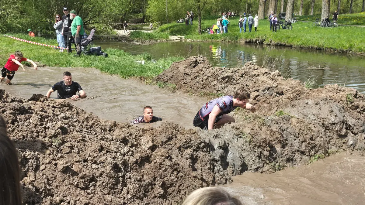 Von der hohen Kletterwand hinunter ins Nass – das gibt es diesmal zur Sicherheit nicht. Aber trotzdem gilt es, durch das Dreckwasserbecken zu kommen.