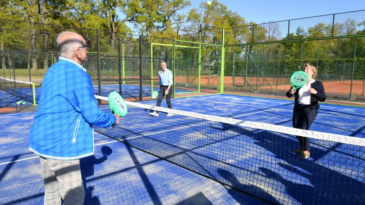 Vier neue Spielplätze in Elsterwerda feierlich eingeweiht - Eine neue Padel- Anlage mit zwei Plätzen und zwei Pickle- Tennis- Plätze im Außen- und Innenbereich der Bestimmung übergeben : Vier neue Spielplätze in Elsterwerda feierlich eingeweiht - Eine neue Padel- Anlage mit zwei Plätzen und zwei Pickle- Tennis- Plätze im Außen- und Innenbereich der Bestimmung übergeben
- Das erste Spiel auf der neuen Padel- Anlage, Tennischef Dieter Anders und Bürgermeisterin Anja Heinrich