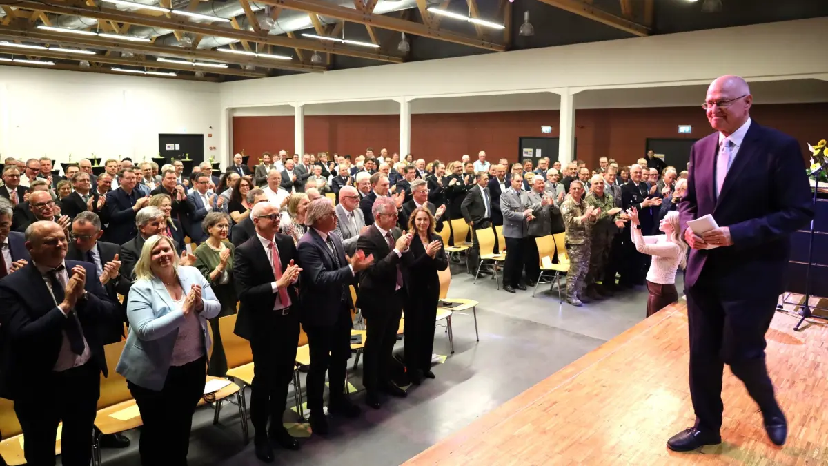 Ich bin dann mal weg": Landrat Wolf-Rüdiger Michel verlässt bei stehendem Applaus die Bühne.