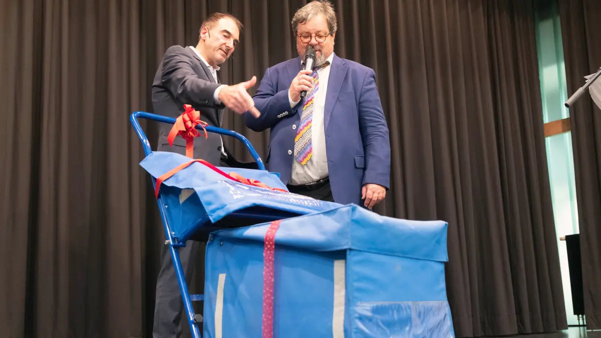 Alexander Frate: Vorsicht: Dieses Foto ist möglicherweise nur für den einstigen Verlag Schwäbisches Tagblatt verwendbar. Gomaringen, Zusteller Weihnachtsfeier des Schwäbischen Tagblatts. Geschäftsführer Alexander Frate verkündet seinen Rücktritt in den Ruhezustand. Vertriebsleiter Michael Lauer übergibt als Abschiedsgeschenk einen Zustellerwagen.
Aufnahme Klaus Franke 28.11.2023