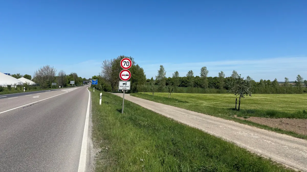 Entlang der Bundesstraße 19 bei Kupferzell-Westernach (im Hintergrund ist die A6 zu sehen) soll linker Hand ein großer Solarpark auf unter anderem auf sogenannten privilegierten Flächen entstehen.