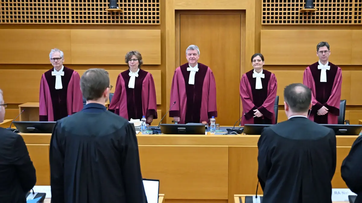 Bundesverwaltungsgericht überprüft Verbot der „Artgemeinschaft“: ARCHIV - 28.01.2026, Sachsen, Leipzig: Richter Carsten Hahn (l-r), Richterin Stephanie Gamp, Vorsitzender Richter Knut Möller, Richterin Elisabeth Steiner und Richter Max Blog eröffnen den Prozess im Bundesverwaltungsgericht. Das Bundesverwaltungsgericht in Leipzig überprüft das Verbot der rechtsextremistischen Gruppierung «Artgemeinschaft». Die damalige Bundesinnenministerin Faeser (SPD) hatte die Vereinigung vor anderthalb Jahren als verfassungsfeindlich verboten. (zu dpa: «Bundesgericht entscheidet über Verbot der «Artgemeinschaft»») Foto: Jennifer Brückner/dpa +++ dpa-Bildfunk +++