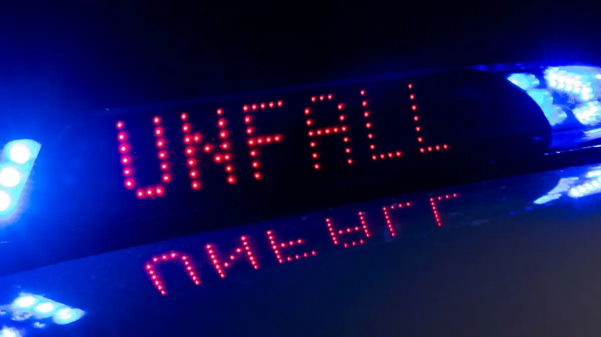 Unfall: ARCHIV - 30.06.2018, Sachsen, Dresden: Das Blaulicht auf einem Fahrzeug der Polizei leuchtet in der Dunkelheit, während auf dem Display der Hinweis «Unfall» zu lesen ist. (zu dpa: «Ein Toter und drei Schwerverletzte bei Unfall») Foto: Monika Skolimowska/dpa-Zentralbild/dpa +++ dpa-Bildfunk +++