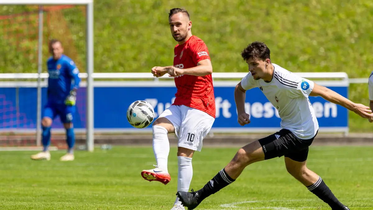 Janik Michel (links, FC Holzhauen) fiebert wie auch alle anderen Spieler dem Pokal-Hit gegen die Stuttgarter Kickers entgegen. Aufgrund eines Achillessehnenrisses wird er bekanntlich nicht spielen können. 