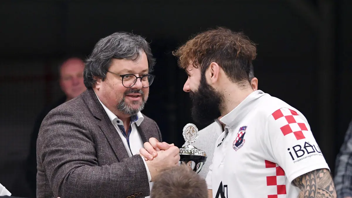 Hallenfussball Tagblatt Turnier in Moessingen 2019: Vorsicht: Dieses Foto ist möglicherweise nur für den einstigen Verlag Schwäbisches Tagblatt verwendbar. Hallenfussball Tagblatt Turnier in Moessingen 2019 13.01.2019
Finale
SV Croatia Reutlingen - SV Anadolu Reutlingen
Siegerehrung; Tagblatt Geschaeftsfuehrer Alexander Frate (li) uebergibt den Pokal und das Preisgeld an Daniel Bubalo (re, SV Croatia Reutlingen)
FOTO: ULMER Pressebildagentur
xxNOxMODELxRELEASExx
Die Abklaerung von Persoenlichkeitsrechten abgebildeter Personen obliegt dem Nutzer bzw. Auftraggeber.