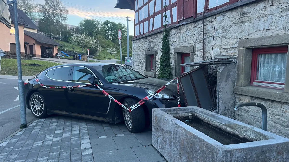 Der Schaden am Porsche war beträchtlich, der an der Hauswand des Feuerwehrhauses dürfte etwa 2000 Euro betragen.