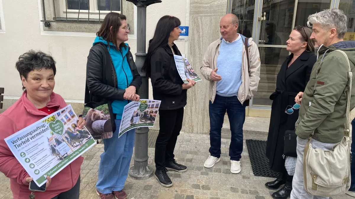 Ein Spalier der Taubenschützerinnen zum Empfang der Stadträte, wie hier vor Wochenfrist vor der Sitzung des Verwaltungsausschusses, hat die Hechinger Stadtverwaltung für die Gemeinderatssitzung am Dienstagabend untersagt.