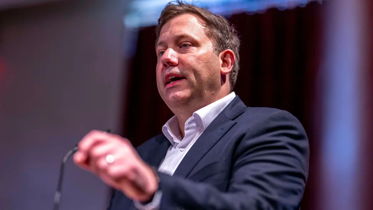 Fortsetzung Klausurtagung SPD-Landesgruppen: 28.04.2026, Nordrhein-Westfalen, Bielefeld: Lars Klingbeil, SPD-Parteivorsitzender, Vizekanzler und Finanzminister, spricht bei der Klausurtagung der SPD-Landesgruppen Nordrhein-Westfalen und Niedersachsen in der Hechelei. Die rund 50 Bundestagsabgeordneten diskutieren zwei Tage lang über den Sozialstaat sowie über Arbeitsmarkt- und Industriepolitik. Foto: David Inderlied/dpa +++ dpa-Bildfunk +++