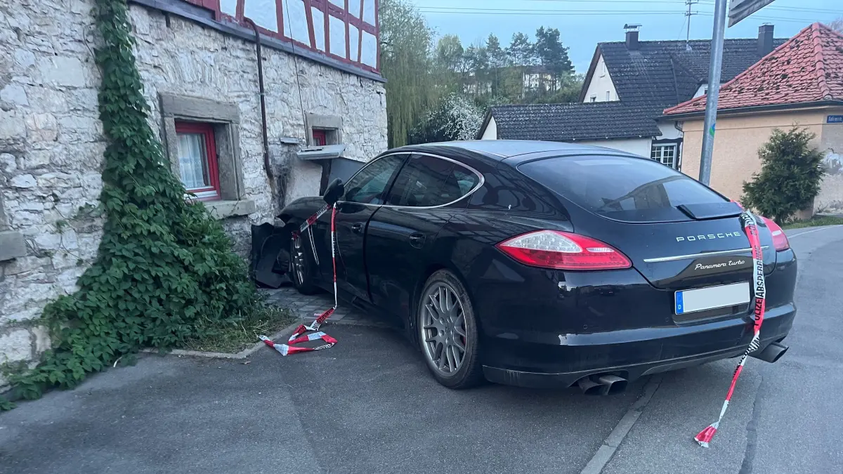 Ein Porsche krachte in der Nacht auf Dienstag gegen das Gerätehaus der Feuerwehr Stetten.