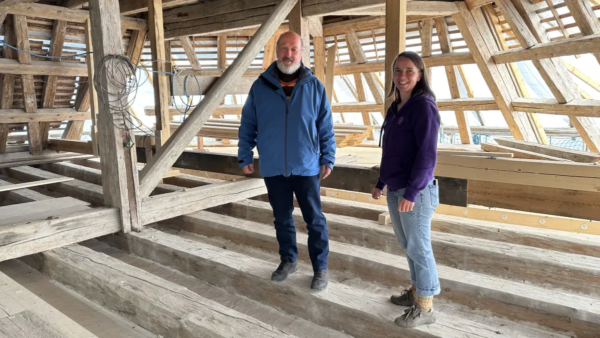 Architekt Hermann Josef Dannecker und Vorsitzende des Schömberger Kirchengemeinderats Ines Saffrin unter dem Dachstuhl der Wallfahrtskirche Palmbühl.