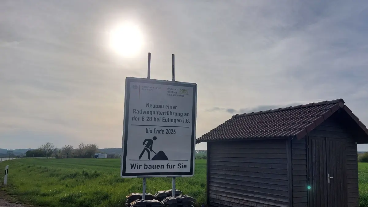 Alles schon parat gestellt für den Bau der Unterführung. Im Mai folgen die ersten Sperrungen, während die Behelfsumfahrung gebaut wird. Radfahrer freuen sich, nicht mehr die B 28 queren zu müssen.