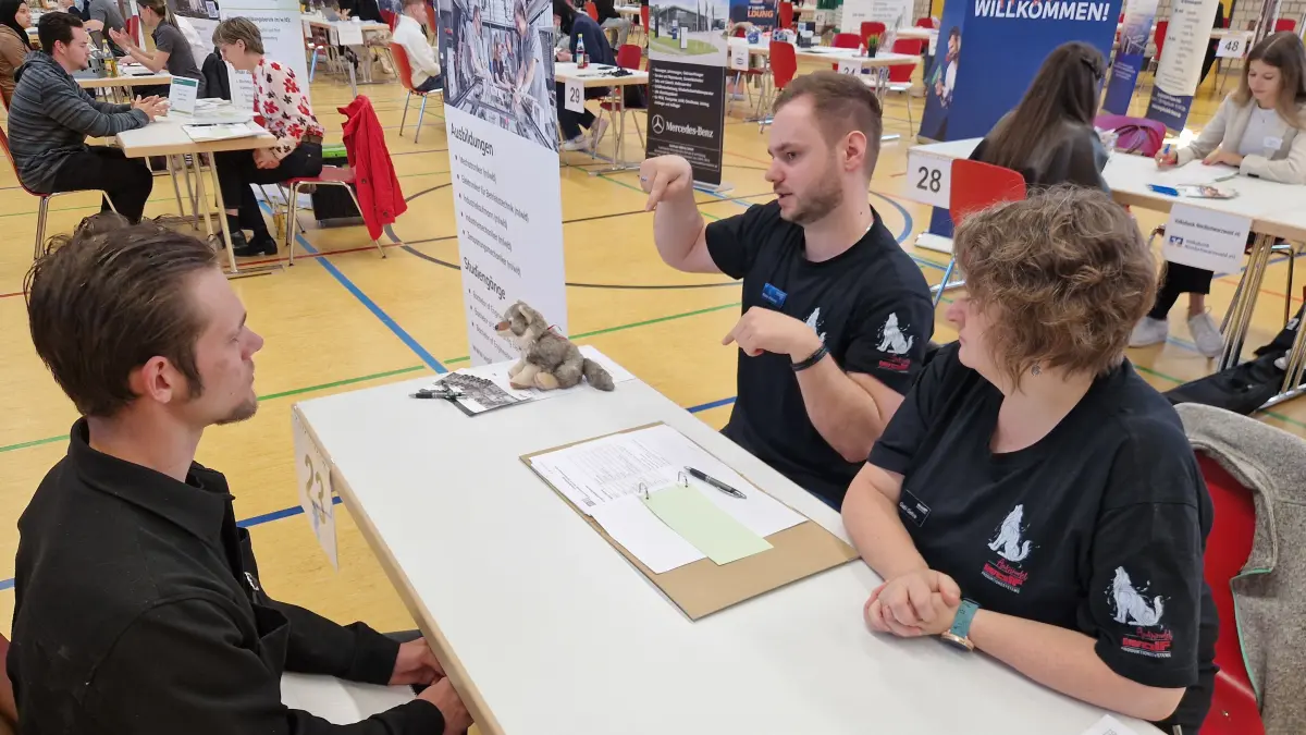 Persönlichkeit statt Noten: Nico nutzt das Speed-Dating in der Hohenberghalle, um sich über die Ausbildung zum Zerspanungsmechaniker zu informieren.