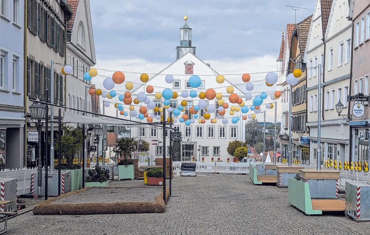 Das kommt schon richtig nah an die Pläne. Die Aufbauarbeiten machten im Vorbeigehen schon immer mehr Lust darauf, wie es denn dann wirklich und endlich wird mit dem Marktplatz. Foto: Christian Steinhilber⇥Christian Steinhilber