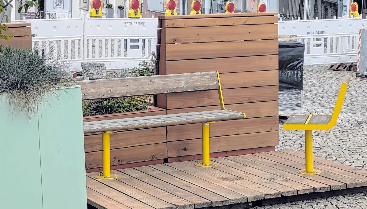 Der Neugestaltungstest des Marktplatzes soll auch ein Anlaufpunkt sein, zusammenzukommen und sich auszutauschen. Die Sitzanordnung zum Verweilen wurde dafür mal anders gewählt.Foto: Christian Steinhilber⇥Christian Steinhilber