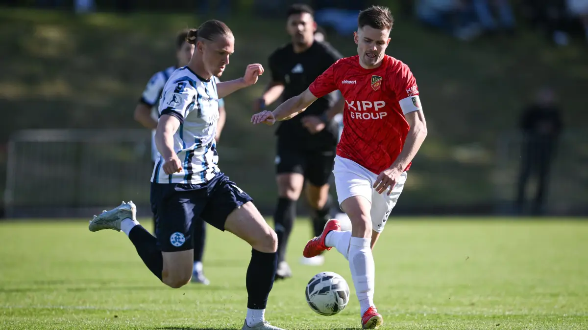 FCH-Spieler Nils Schuon (rechts) im Zweikampf mit dem vierfachen Torschützen Marlon Faß (Kickers).