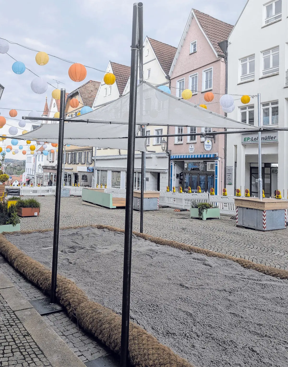 Mitten in der Hechinger Innenstadt die Füße in den Sand stecken? Das wird ab 2. Mai gut beschattet möglich sein. Und auch sonst lädt der neugestaltete Marktplatz mit Unterstützung der umliegenden Gastronomie zum Verweilen ein. Foto: Christian Steinhilber⇥Christian Steinhilber