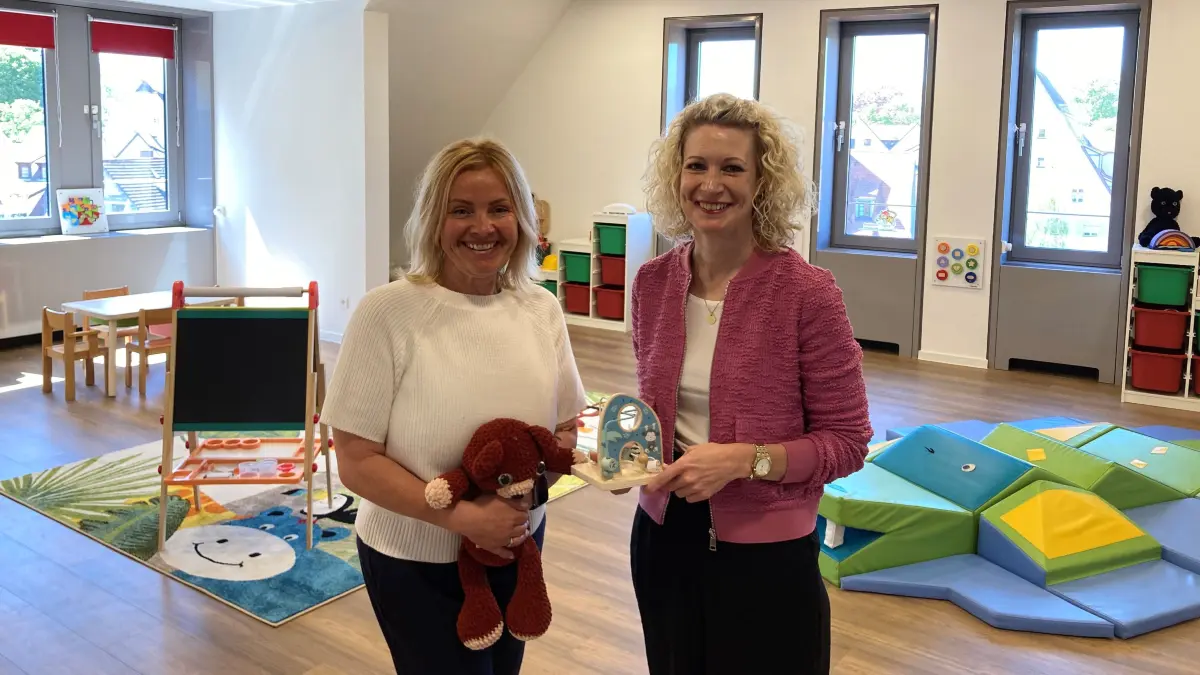 Sparkassen Tiger Kinderbetreuung Großtagespflege Betriebs-Kita Kindertagesstätte Manuela Holl (l, Tagespflegeperson) Tanja Knippfeld (r., Abteilungsleiterin Personalmanagement Sparkasse Ulm)