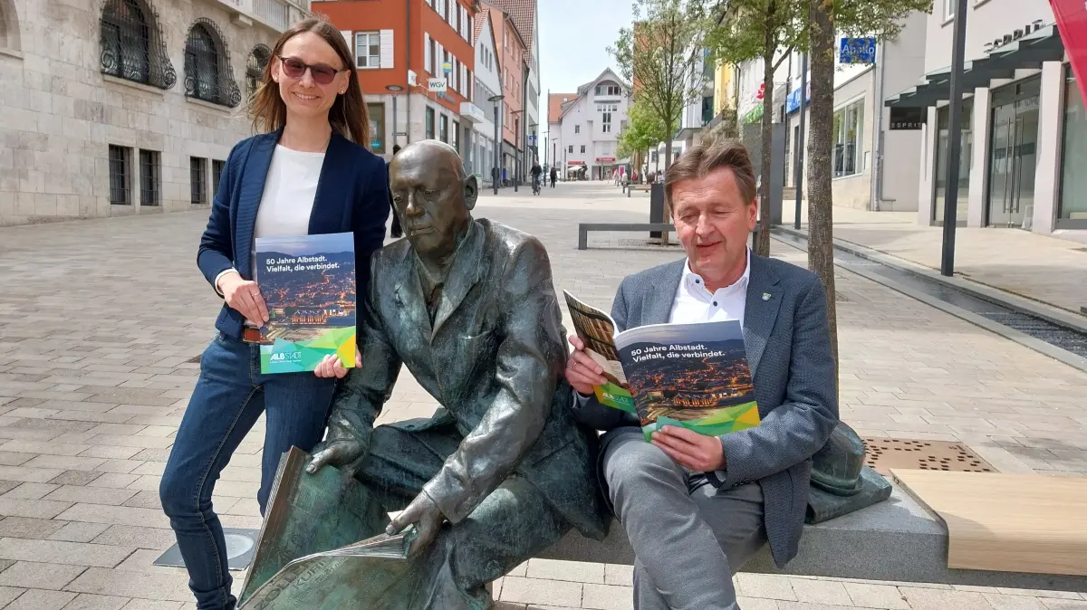 Lesen fleißig in der jüngst erschienenen Chronik zum 50-jährigen Bestehen der Stadt Albstadt: Stadtarchivarin Carina Zeiler und Oberbürgermeister Roland Tralmer.