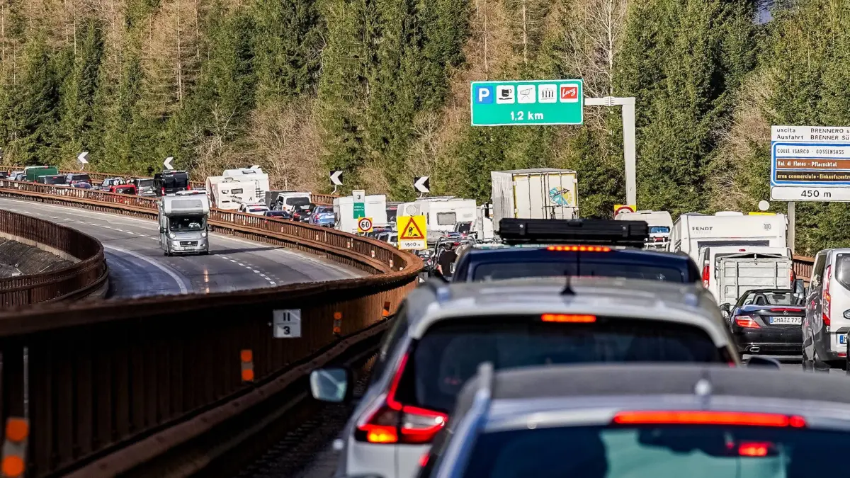 Brenner Autobahn, Brennerautobahn, Brennerpass, A13, A22, Autobahnverkehr, Stau, Verkehrsstau, stockender Verkehr, Stop and Go Verkehr, Verkehrsaufkommen, Transitverkehr, Alpenverkehr, Nord Süd Verbindung, Fernverkehr Straße, LKW Verkehr, Schwerverkehr, Güterverkehr Straße, Reiseverkehr, Urlaubsverkehr, Kolonnenverkehr, dichter Verkehr, Verkehrsbelastung, Autobahn Stau, Verkehrslage, Verkehrsfluss, Staugefahr, Verkehrsdichte, Fahrbahn Autobahn, Richtungsverkehr, Grenzverkehr, Italien Österreich Verkehr, Europastraße, internationale Verkehrsroute, Transitstrecke Alpen, Verkehrsinfrastruktur, Autobahnbrücke, Bergautobahn, Alpenstraße, Straßenverkehr Europa, Fahrzeugkolonne, PKW Verkehr, LKW Kolonne, Verkehrsproblem, Verkehrsüberlast Copyright: xLUKAxKOLANOVICx