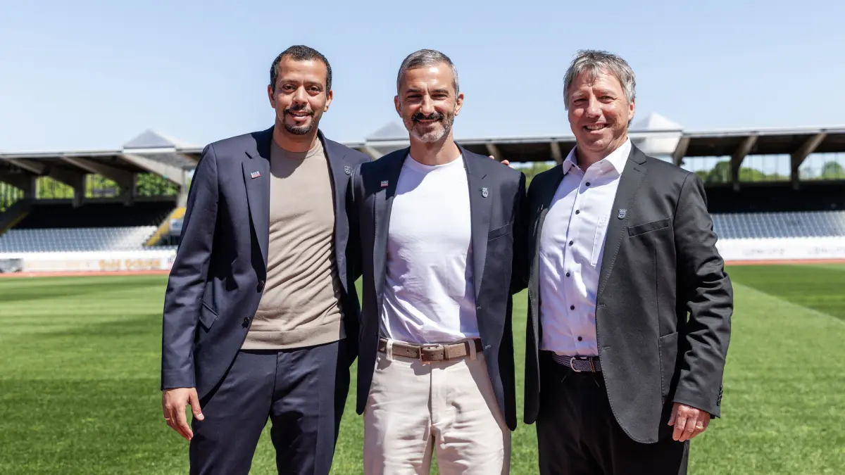 29.04.2026, Fussball, Saison 2025/2026, 3. Liga, Presseraum Donaustadion, Vorstellung Pressekonferenz des neuen Sportdirektors Murat Isik beim SSV Ulm 1846 Fußball, v.l. der neue Sportdirektor Murat Isik (SSV Ulm 1846 Fußball), Vorstand Dominik Schwärzel (SSV Ulm 1846 Fußball), Vorstand Robert Holzer (SSV Ulm 1846 Fußball) im Donaustadion Ulm
Foto: Lucca Fundel