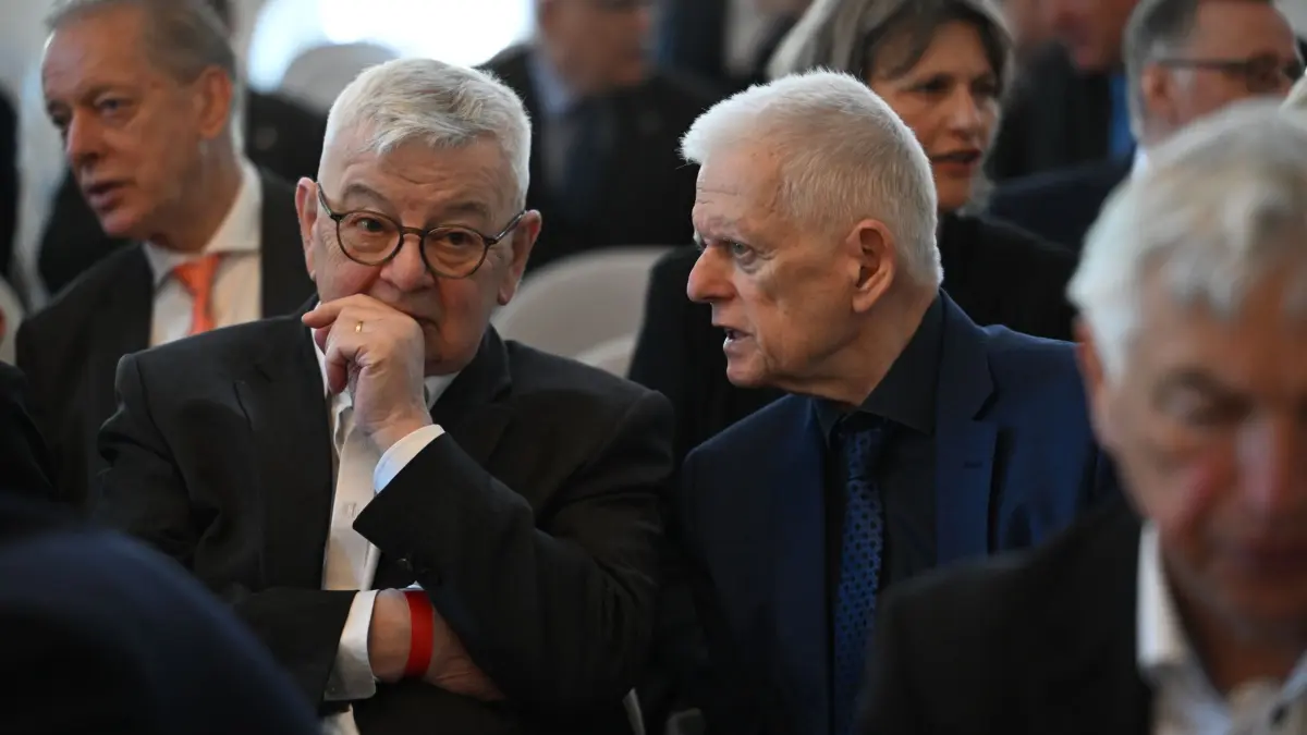Festakt zur Verabschiedung von Ministerpräsident Kretschmann: 29.04.2026, Baden-Württemberg, Stuttgart: Joschka Fischer (l) und Fritz Kuhn (Grüne) kommen zur Verabschiedung des baden-württembergischen Ministerpräsidenten. Die Amtszeit von Ministerpräsident Winfried Kretschmann ist fast zu Ende. Er wird im Neuen Schloss in Stuttgart feierlich verabschiedet. Foto: Marijan Murat/dpa +++ dpa-Bildfunk +++