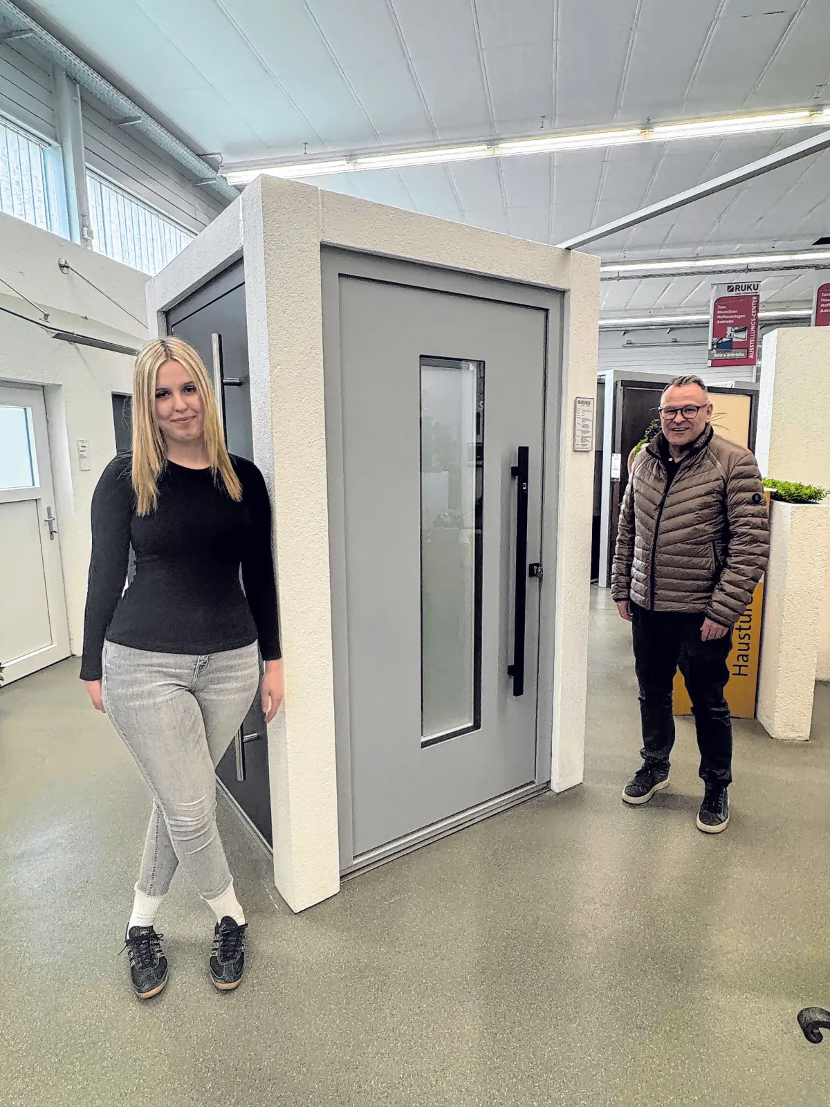 Geschäftsführer Thomas Geyer und Marie Wagner (Industriekauffrau in Ausbildung) präsentieren eine Haustüre mit Alu-Vorsatzschale. Haustüren mit Holzmaserung sind ebenfalls bei RUKU erhältlich.⇥Fotos: Sabrina Hartmann