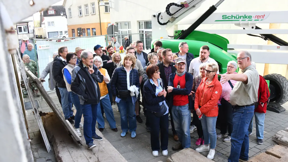 Michael Lohner führte am Montagabend in der Spitze fast 100 Interessierte durch die Munderkinger Altstadt.
