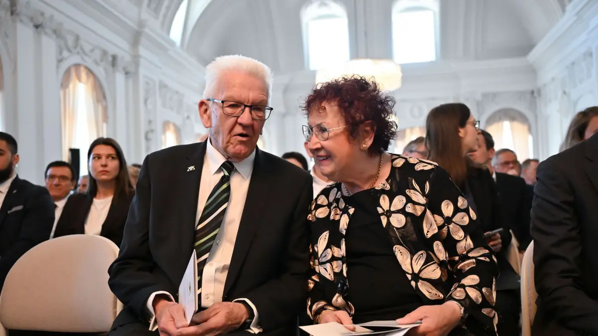 Festakt zur Verabschiedung von Ministerpräsident Kretschmann: 29.04.2026, Baden-Württemberg, Stuttgart: Winfried Kretschmann (l, Grüne), und seine Ehefrau Gerlinde Kretschmann nehmen an der Verabschiedung des baden-württembergischen Ministerpräsidenten teil. Die Amtszeit von Ministerpräsident Kretschmann ist fast zu Ende. Er wird im Neuen Schloss in Stuttgart feierlich verabschiedet. Foto: Katharina Kausche/dpa +++ dpa-Bildfunk +++