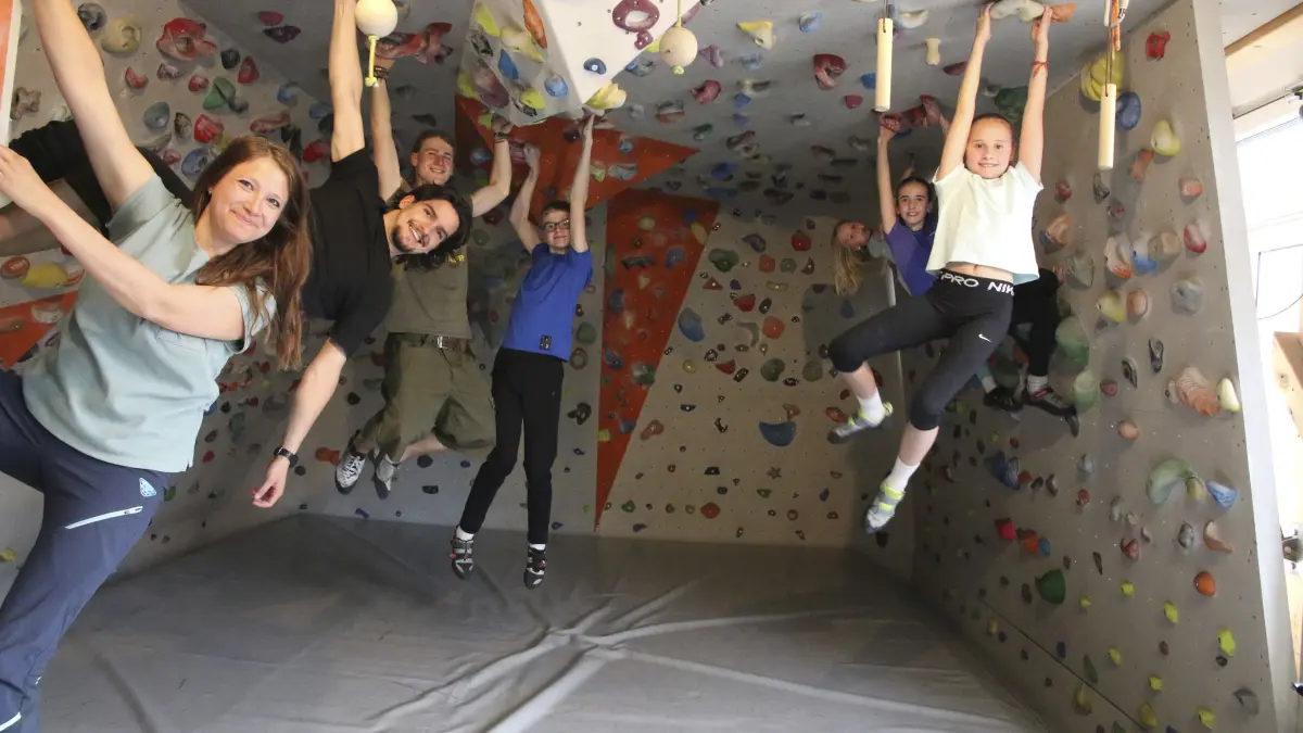 Deutscher Alpenverein, Sektion Geislingen, hat wieder eine Jugendabteilung, den JDAVZu dessen Angebot gehört das Bouldern im "Räumle" im Obergeschoss der Uhlandschule, im Bild mit begeisterten Boulderern. Die Frau mit den langen braunen Haaren ist Julia Maurer, die neue Jugendreferentin des DAV.- Textautorin: Claudia Burst