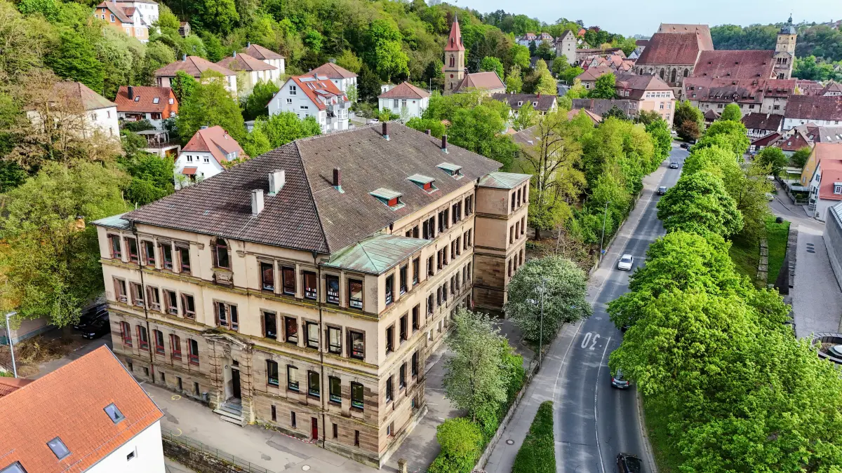 Grundschule am Langen Graben - Fassadenteile oder Putz bröckeln vom Gebäude - Langer Graben