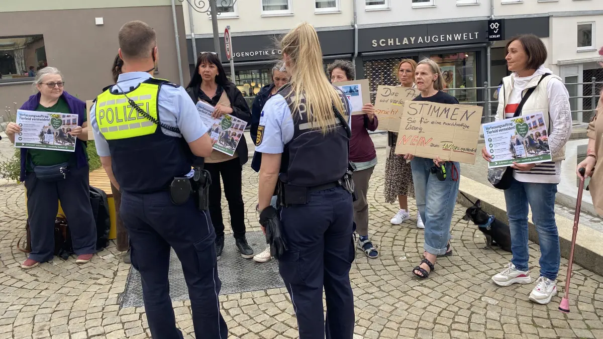 Im friedlichen Dialog mit den Ordnungshütern: Die Kundgebung der Taubenschützerinnen auf dem Hechinger Marktplatz ging in komplett geordneten Bahnen über die Bühne.