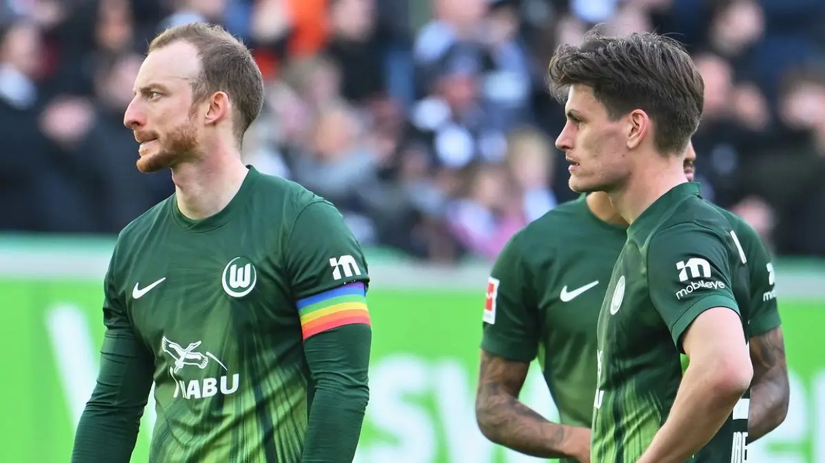 Maximilian Arnold: ARCHIV - 11.04.2026, Niedersachsen, Wolfsburg: Fußball, Männer: 1. Bundesliga, VfL Wolfsburg - Eintracht Frankfurt, 29. Spieltag, Volkswagen Arena: Maximilian Arnold (l) und Joakim Mæhle (r) stehen auf dem Spielfeld. (beide VfL Wolfsburg) Arnold fällt in der restlichen Saison aus. (zu dpa: «Wolfsburg im Saisonendspurt ohne Kapitän Arnold») Foto: Swen Pförtner/dpa - WICHTIGER HINWEIS: Gemäß den Vorgaben der DFL Deutsche Fußball Liga bzw. des DFB Deutscher Fußball-Bund ist es untersagt, in dem Stadion und/oder vom Spiel angefertigte Fotoaufnahmen in Form von Sequenzbildern und/oder videoähnlichen Fotostrecken zu verwerten bzw. verwerten zu lassen. +++ dpa-Bildfunk +++