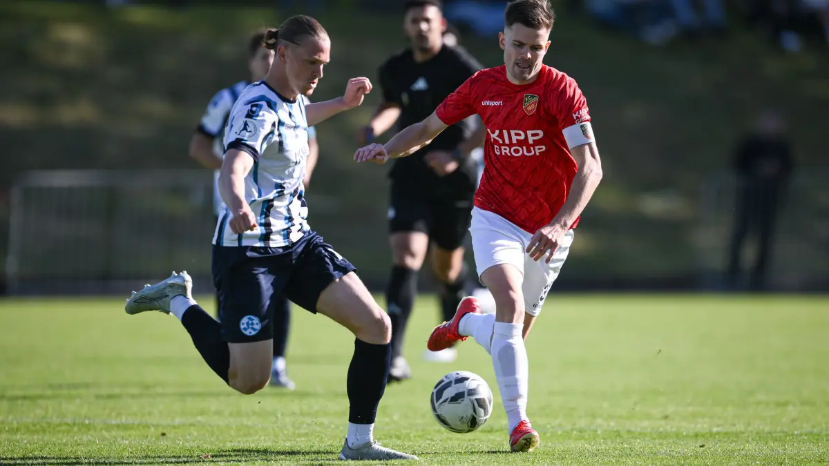 Fussball WFV Pokal 29.04.2026 in Holzhausen Halbfinale FC Holzhausen - SV Stuttgarter Kickers : Fussball WFV Pokal 29.04.2026 in Holzhausen
Halbfinale
FC Holzhausen - SV Stuttgarter Kickers
Nils Schuon (re, FC Holzhausen) gegen den zweigfachen Torschuetzen Marlon Fass (li, Kickers)
FOTO: Pressefoto ULMER / Markus Ulmer
xxNOxMODELxRELEASExx