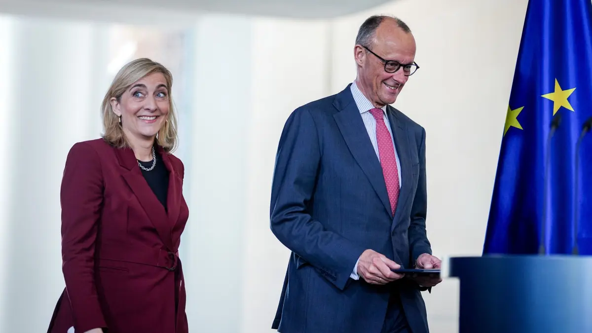 Kabinett will Haushalts-Eckwerte beschließen: 29.04.2026, Berlin: Nina Warken (CDU), Bundesministerin für Gesundheit, und Bundeskanzler Friedrich Merz (CDU) geben ein Pressestatement zur geplanten Krankenkassenreform. Foto: Kay Nietfeld/dpa +++ dpa-Bildfunk +++
