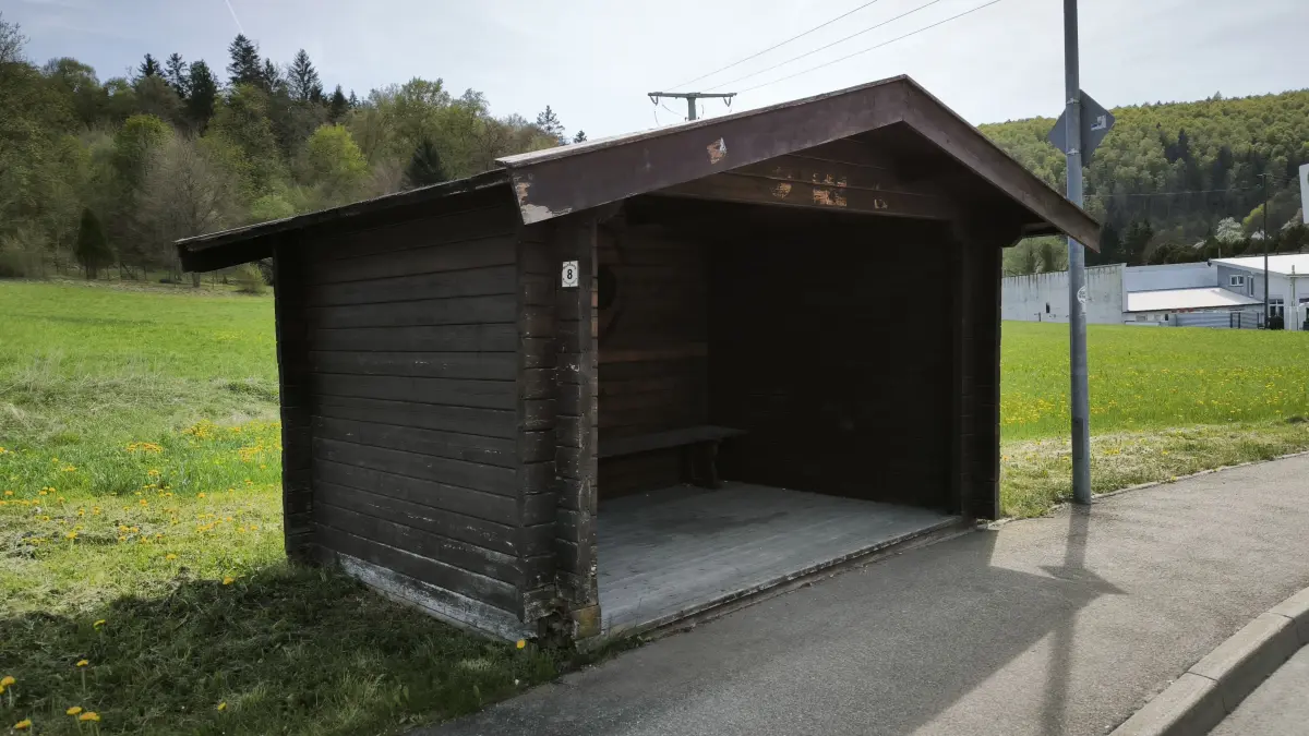 Die Holzkonstruktion der Buswartehallen im Straßberger Teilort Kaiseringen ist morsch und muss ausgetauscht werden.