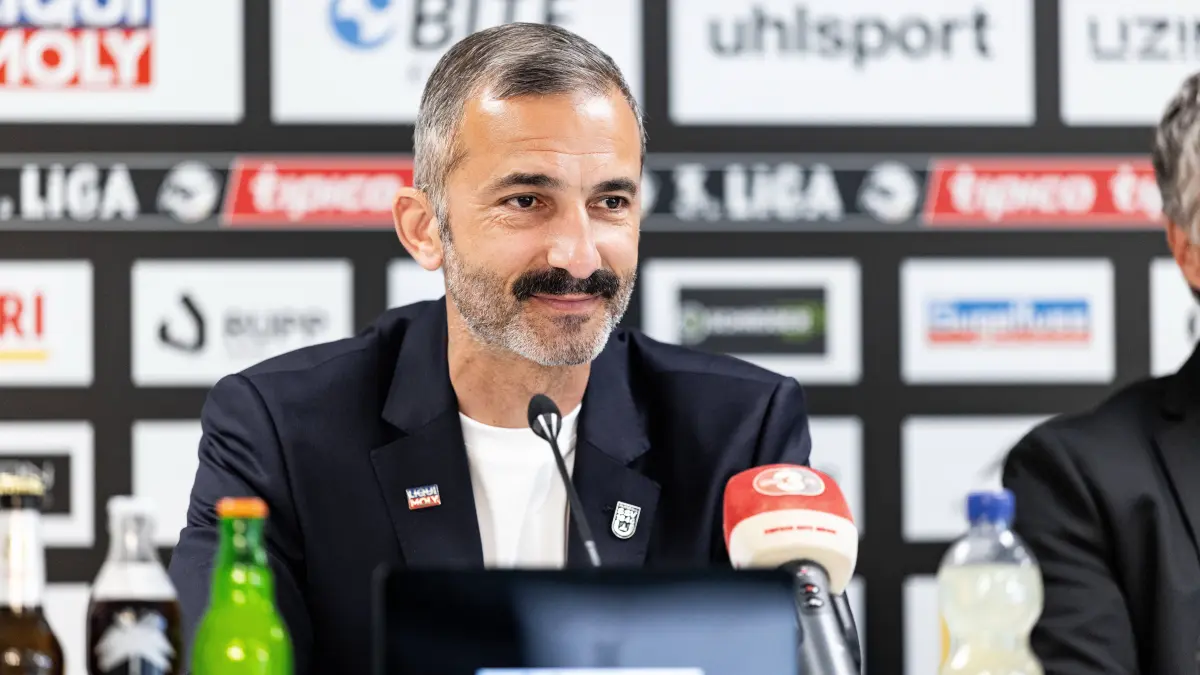 Fussball, Saison 2025/2026, 3. Liga, Presseraum Donaustadion, Vorstellung Pressekonferenz des neuen Sportdirektors Murat Isik beim SSV Ulm 1846 Fußball, 29.04.2026: Fussball, Saison 2025/2026, 3. Liga, Presseraum Donaustadion, Vorstellung Pressekonferenz des neuen Sportdirektors Murat Isik beim SSV Ulm 1846 Fußball, 29.04.2026 29.04.2026, Fussball, Saison 2025/2026, 3. Liga, Presseraum Donaustadion, Vorstellung Pressekonferenz des neuen Sportdirektors Murat Isik beim SSV Ulm 1846 Fußball, Freisteller Einzelbild Portrait Porträt Murat Isik SSV Ulm 1846 Fußball Foto: Lucca Fundel Ulm Donaustadion Presseraum Baden-Württemberg Deutschland *** Soccer, Season 2025 2026, 3 Liga, Press room Donaustadion, Presentation press conference of the new sports director Murat Isik at SSV Ulm 1846 Soccer, 29 04 2026 29 04 2026, Soccer, Season 2025 2026, 3 Liga, Press room Donaustadion, Presentation press conference of the new sports director Murat Isik at SSV Ulm 1846 soccer, cropped single image portrait portrait Murat Isik SSV Ulm 1846 soccer photo Lucca Fundel Ulm Donaustadion press room Baden Württemberg Germany