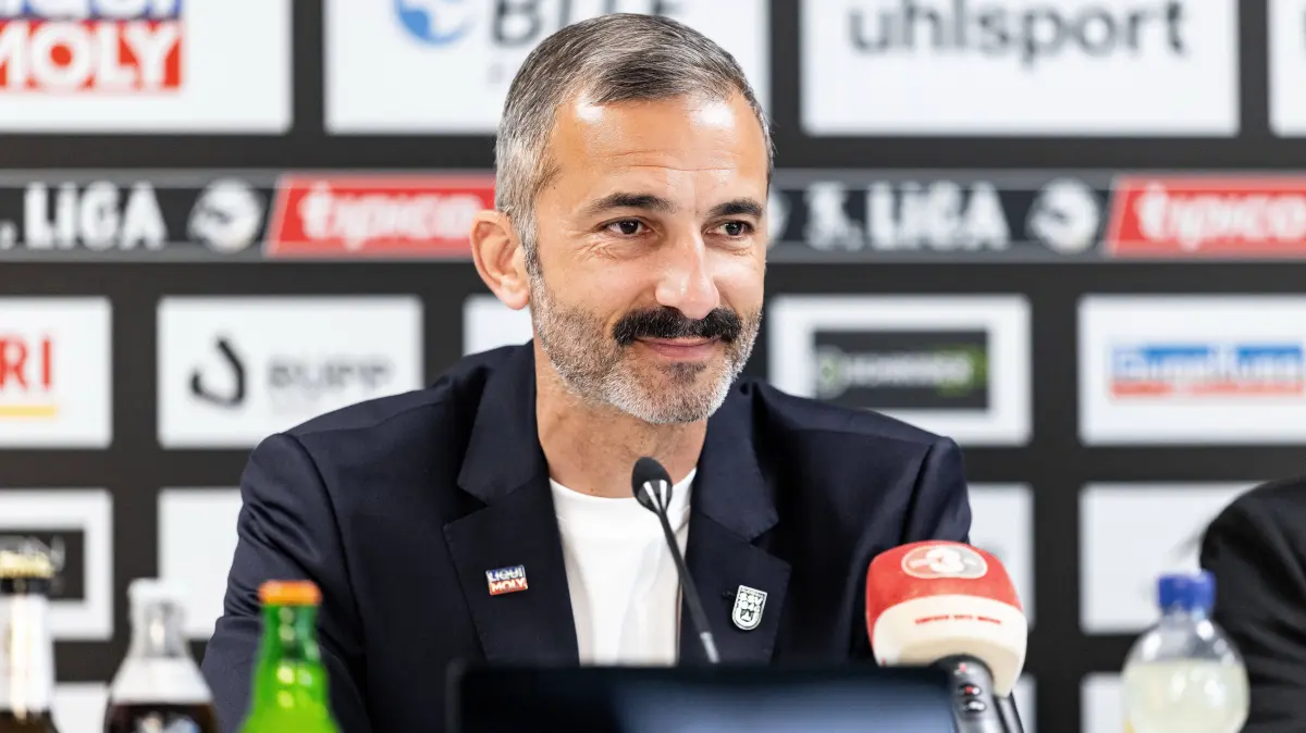 Fussball, Saison 2025/2026, 3. Liga, Presseraum Donaustadion, Vorstellung Pressekonferenz des neuen Sportdirektors Murat Isik beim SSV Ulm 1846 Fußball, 29.04.2026: Fussball, Saison 2025/2026, 3. Liga, Presseraum Donaustadion, Vorstellung Pressekonferenz des neuen Sportdirektors Murat Isik beim SSV Ulm 1846 Fußball, 29.04.2026 29.04.2026, Fussball, Saison 2025/2026, 3. Liga, Presseraum Donaustadion, Vorstellung Pressekonferenz des neuen Sportdirektors Murat Isik beim SSV Ulm 1846 Fußball, Freisteller Einzelbild Portrait Porträt Murat Isik SSV Ulm 1846 Fußball Foto: Lucca Fundel Ulm Donaustadion Presseraum Baden-Württemberg Deutschland *** Soccer, Season 2025 2026, 3 Liga, Press room Donaustadion, Presentation press conference of the new sports director Murat Isik at SSV Ulm 1846 Soccer, 29 04 2026 29 04 2026, Soccer, Season 2025 2026, 3 Liga, Press room Donaustadion, Presentation press conference of the new sports director Murat Isik at SSV Ulm 1846 soccer, cropped single image portrait portrait Murat Isik SSV Ulm 1846 soccer photo Lucca Fundel Ulm Donaustadion press room Baden Württemberg Germany