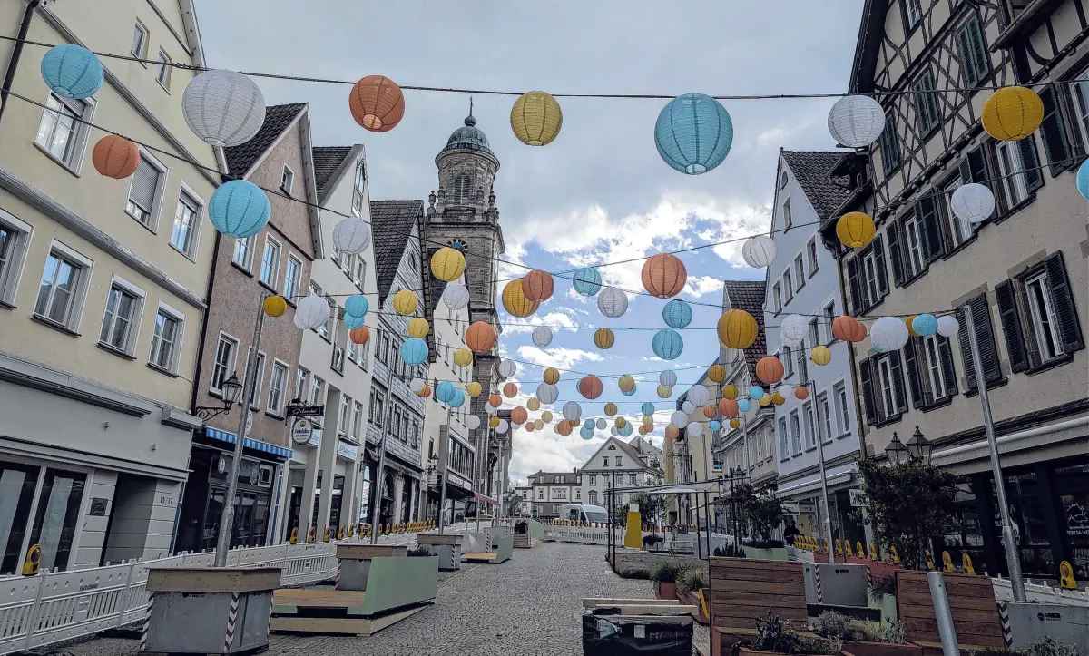 Wie mag der Himmel über dem Marktplatz nur leuchten, wenn die Aufbauarbeiten fertig sind? Auf der Eröffnungsfeier am 2. Mai können sich die Besucher selbst ein Bild machen. ⇥Fotos: Christian Steinhilber