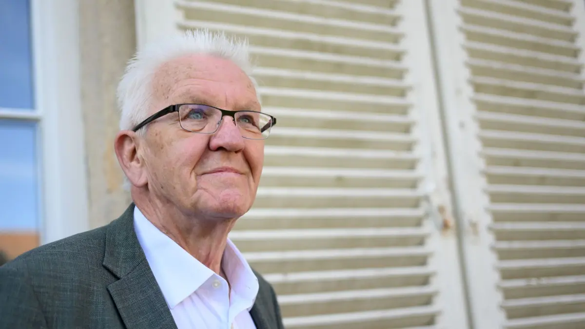28.04.2026, Baden-Württemberg, Stuttgart: Winfried Kretschmann (Bündnis 90/Die Grünen), Ministerpräsident von Baden-Württemberg, nimmt an einem Gespräch mit der Deutschen-Presse Agentur (dpa) auf dem Gelände der Universität Hohenheim teil. (zu dpa: «Das wird für Kretschmanns großen Abschied aufgefahren») Foto: Marijan Murat/dpa +++ dpa-Bildfunk +++
