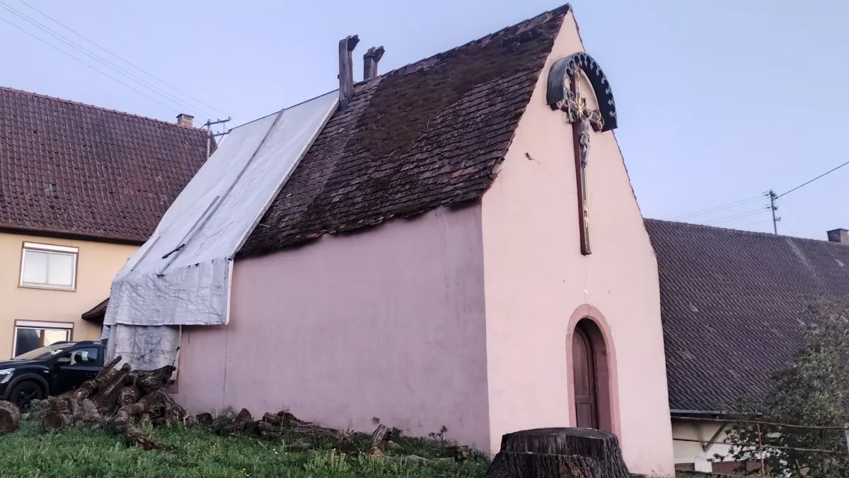 Die Heiligkreuzkapelle in Gruol: Der "Dachschaden" ist provisorisch mit einer Plane abgedeckt